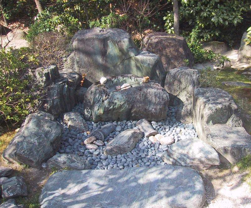 The act of washing the hands can also be considered as playing the suikinkutsu